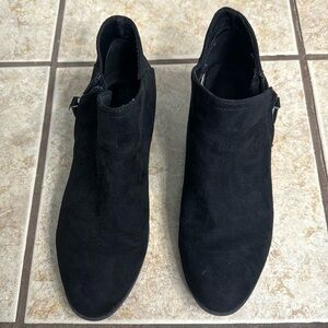 Women’s black boots. Size 8